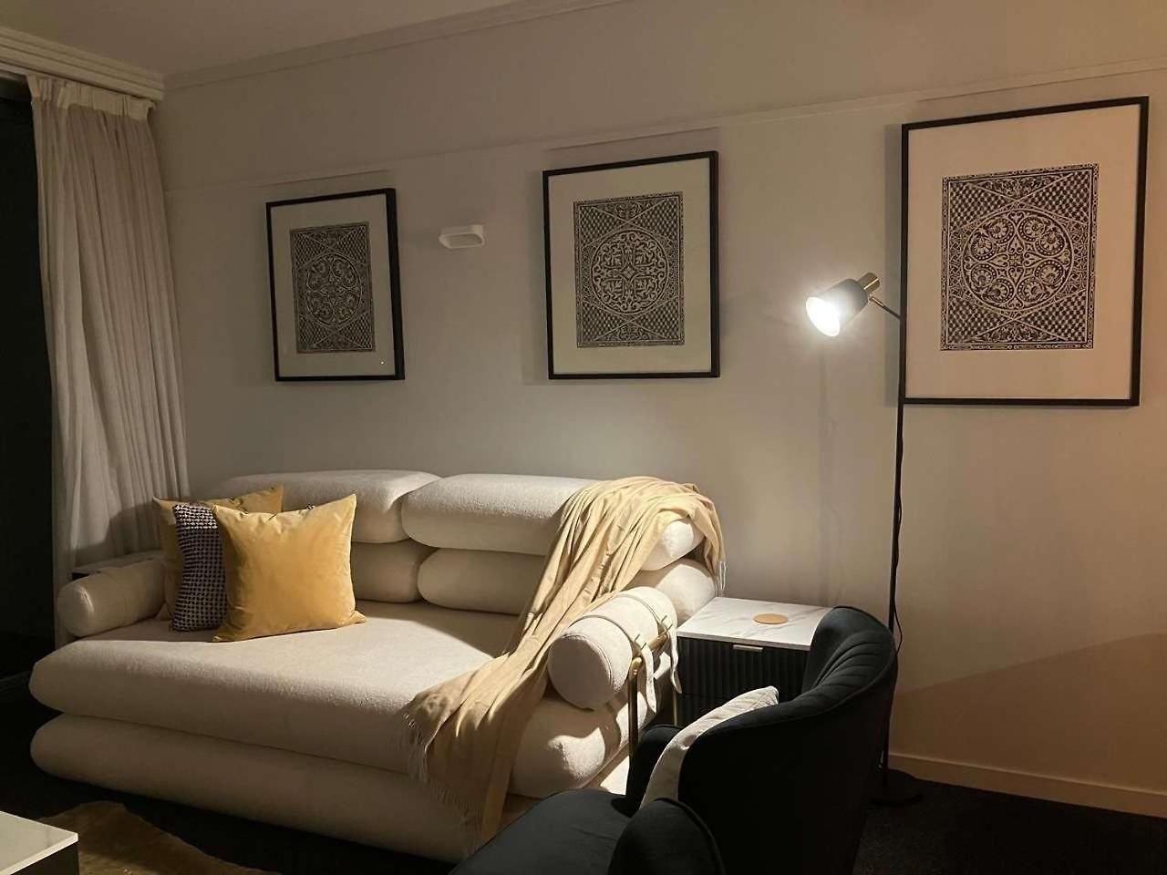 Spring Hill 2br, 2ba Retreat Sleeps 6 - Walk To Cbd With Pool, Free Parking, Balcony, Views, Fast Wi-fi & Gym Apartment Brisbane