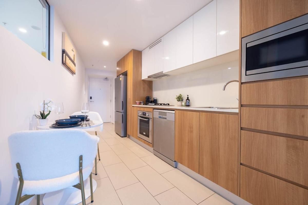 Stylish Skytower Cbd Getaway - Skyline Pool, Gym, Fast Wi-fi, River Walk, Botanical Gardens Brisbane