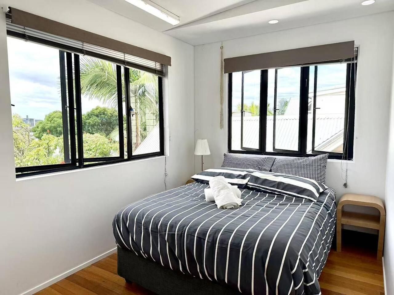 Apartment 5 Bedrooms, 10 Guests - Family & Group Getaway *