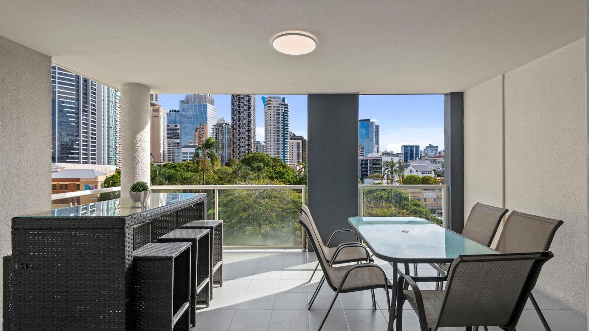 2br With Views, Balcony & Car Park Apartment Brisbane