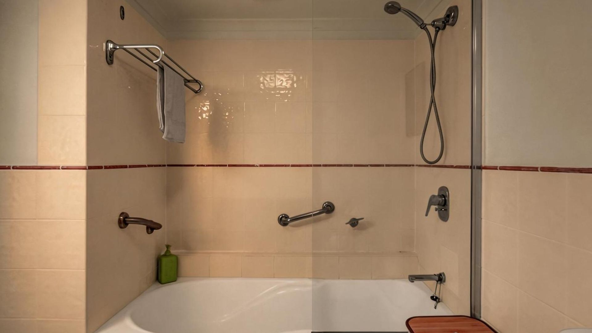 Inviting Family 2br | Cbd | Pool & Gym Apartment
