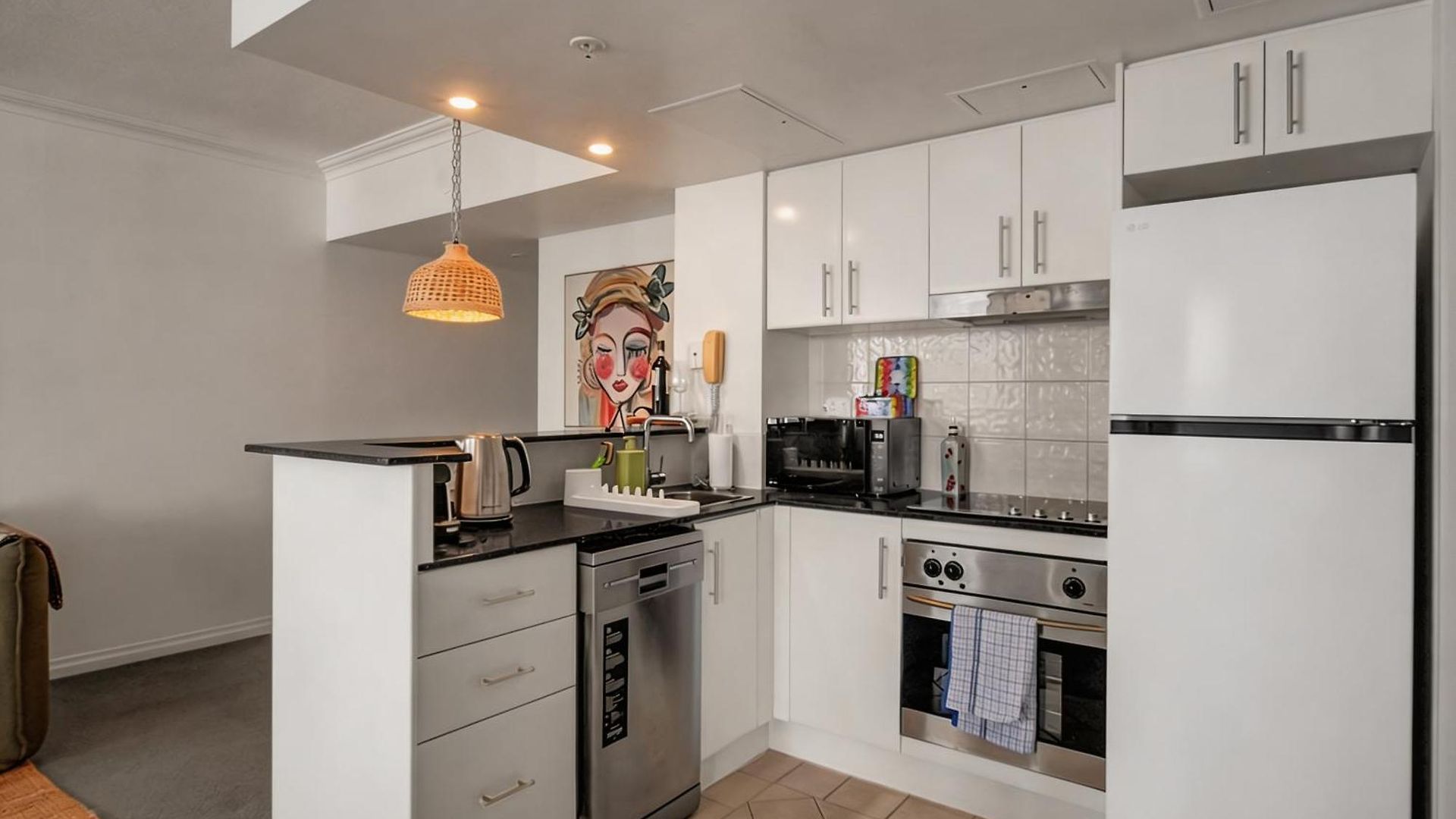 Inviting Family 2br | Cbd | Pool & Gym Apartment