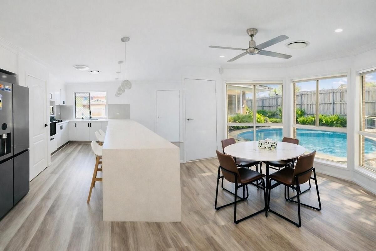Full Ac 3br With Pool & 3 Parking Spot *