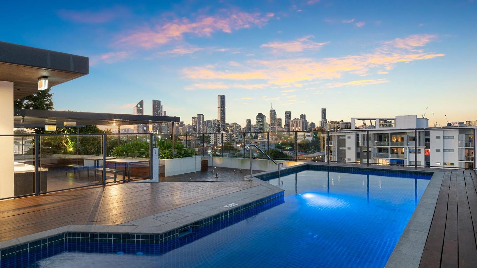 12th Floor Stadium View -2br-free Parking-cbd Apartment *