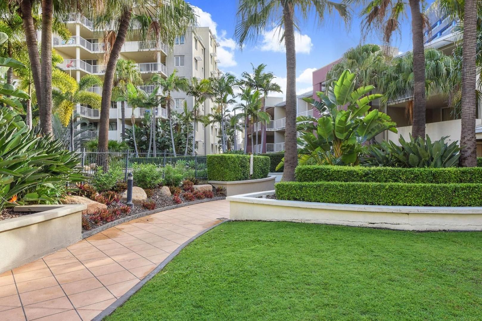 Apartment 2br With Views, Balcony & Car Park *