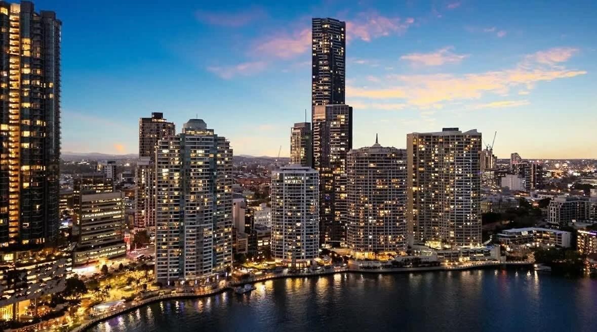 Skyline Escape - 3 Bedroom With River Views Apartment *