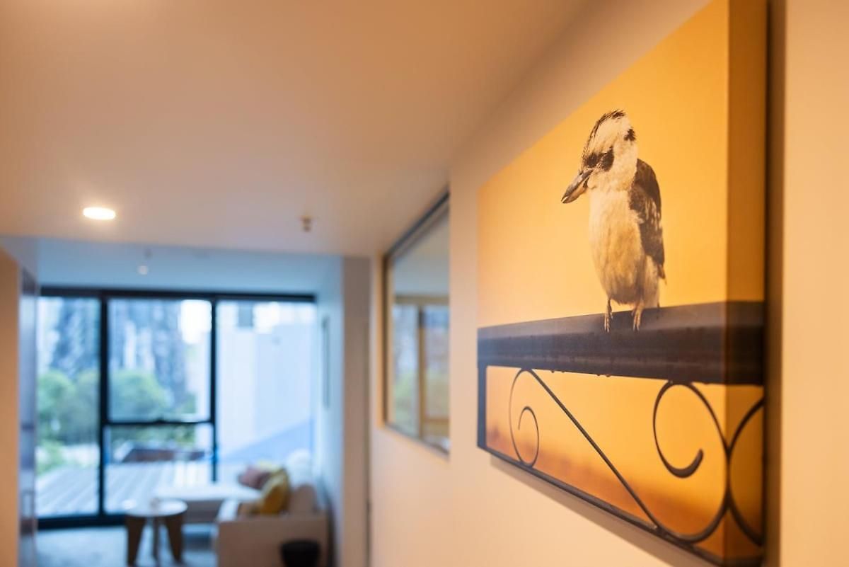Stylish Skytower Cbd Getaway - Skyline Pool, Gym, Fast Wi-fi, River Walk, Botanical Gardens