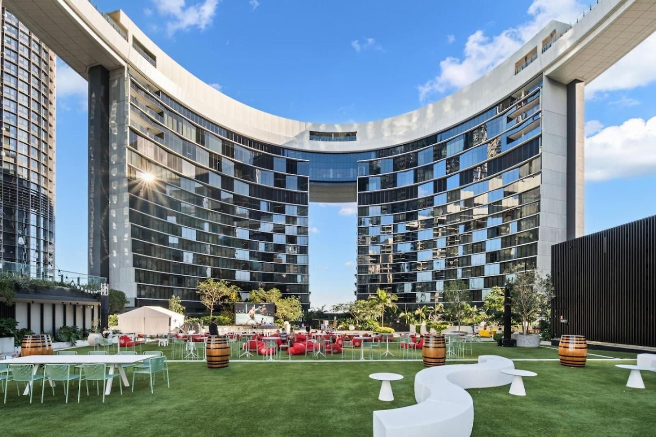 Apartment Level 43 Sweeping Skyline Luxury Designer 1br