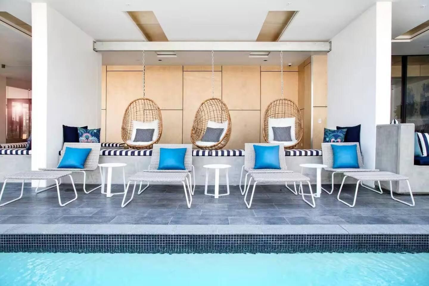 27fl River & Views + Balcony, Pool & Parking -