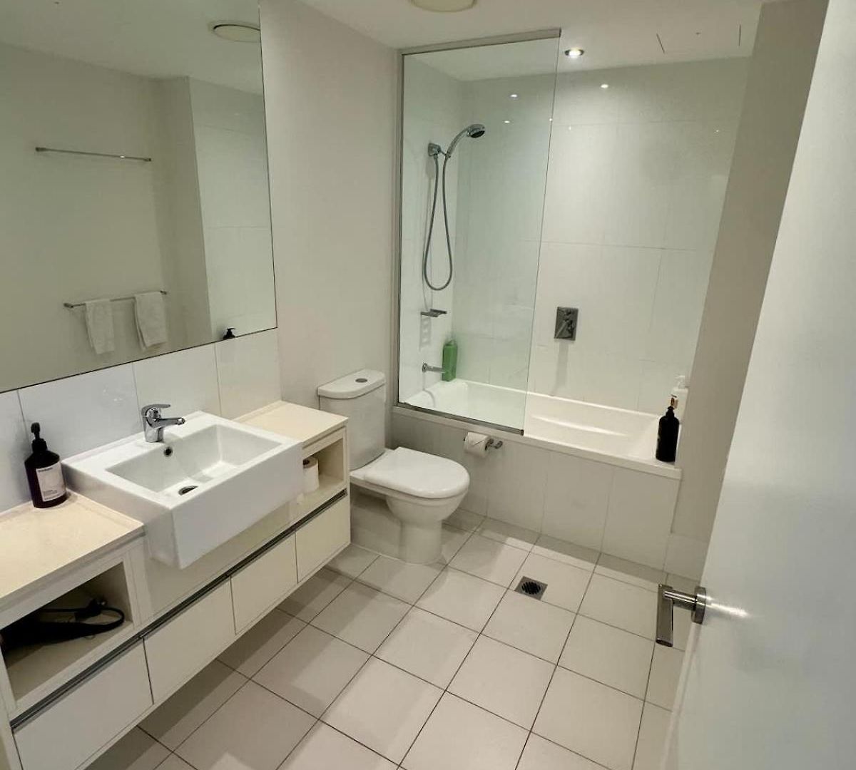 Skyline Escape - 3 Bedroom With River Views Apartment