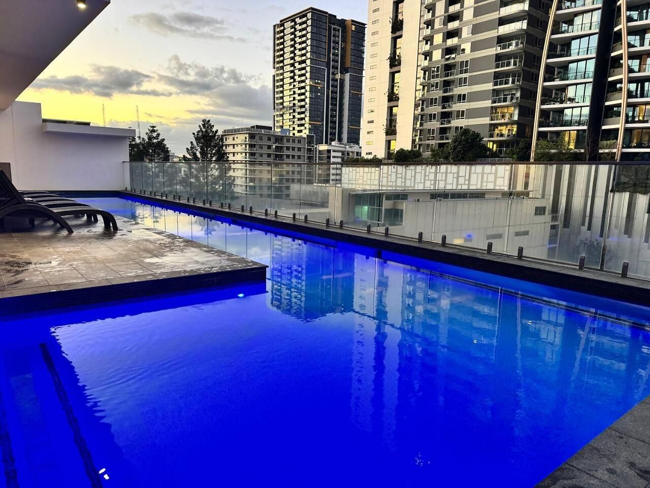 Apartment 27fl River & Views + Balcony, Pool & Parking -