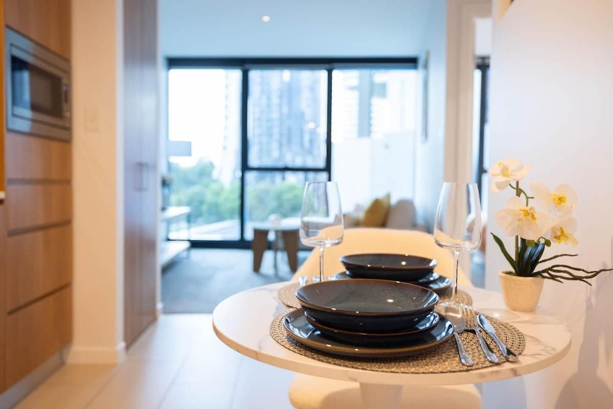 Stylish Skytower Cbd Getaway - Skyline Pool, Gym, Fast Wi-fi, River Walk, Botanical Gardens Apartment