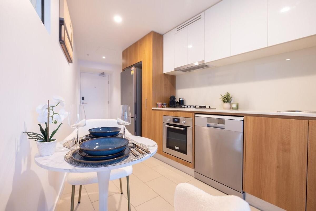 Stylish Skytower Cbd Getaway - Skyline Pool, Gym, Fast Wi-fi, River Walk, Botanical Gardens * Brisbane