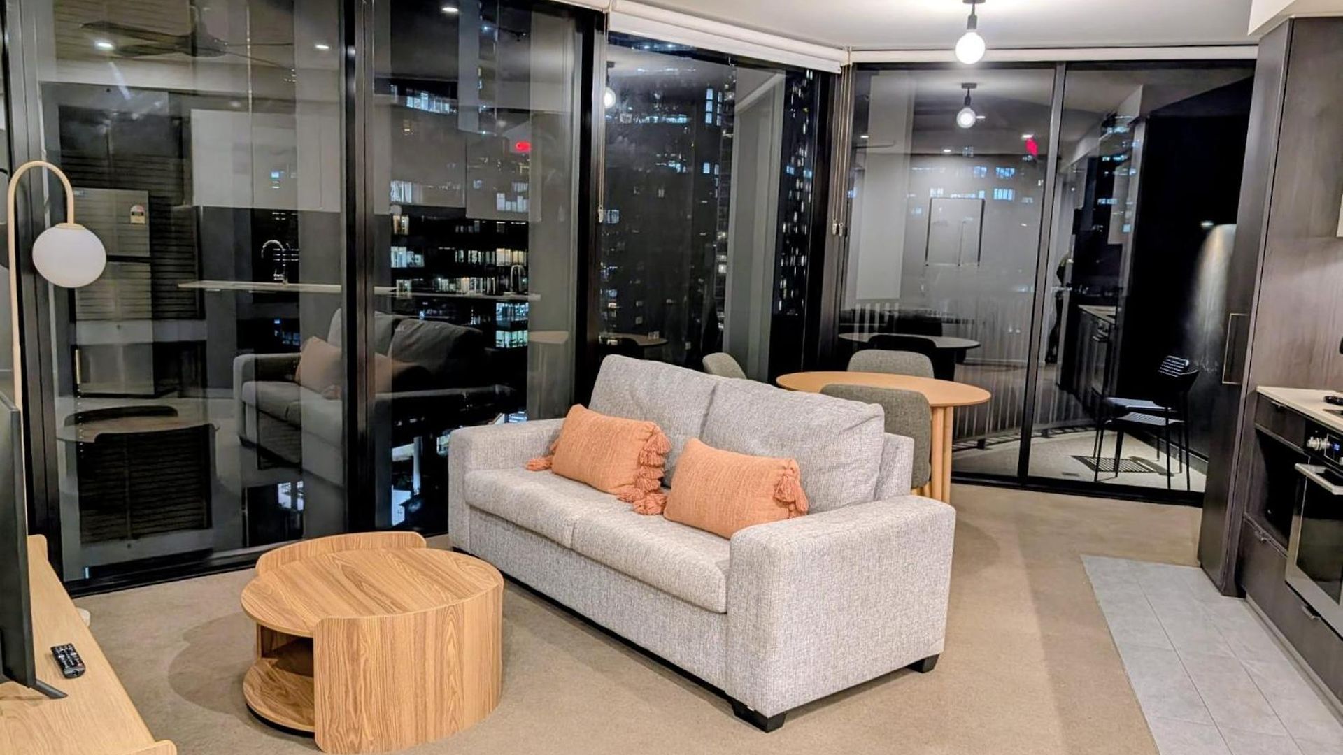 Premium Unit W/ Rooftop Pool In The Heart *