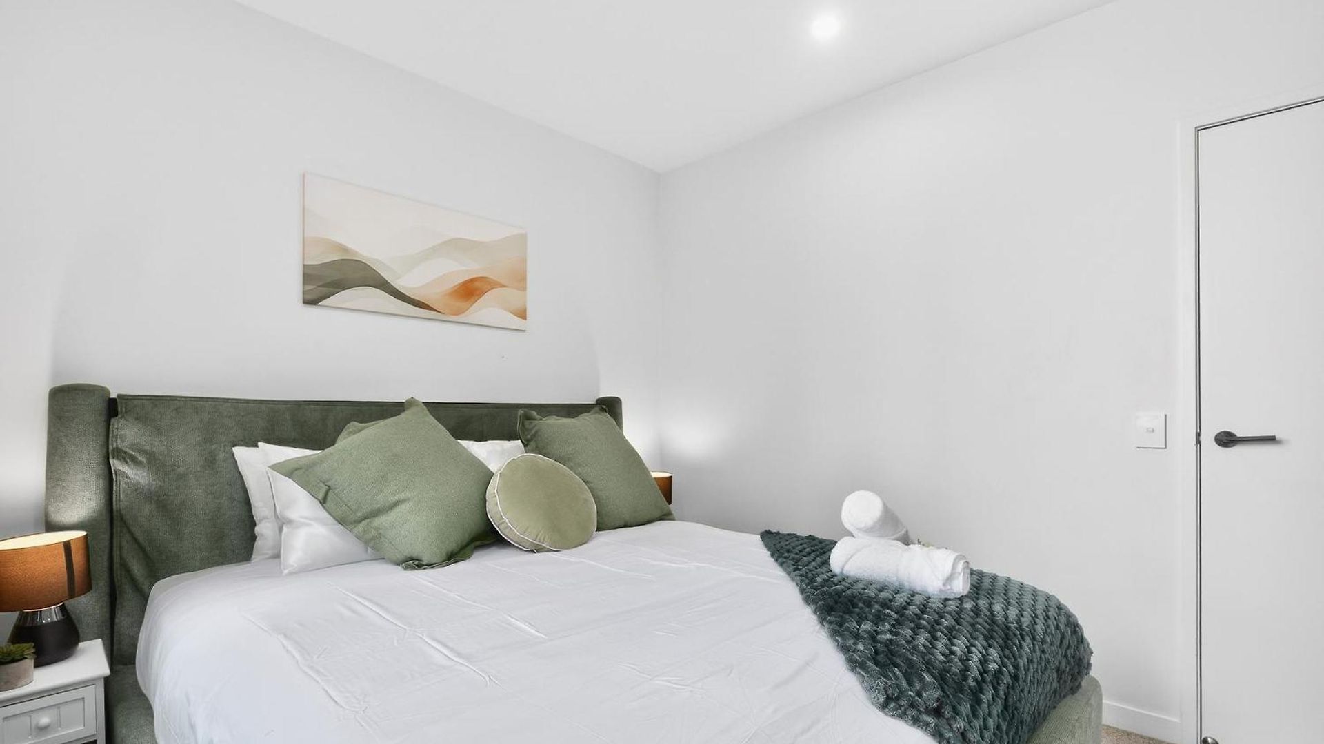 Rooftop Pool 2br In The Heart Of The Valley Apartment