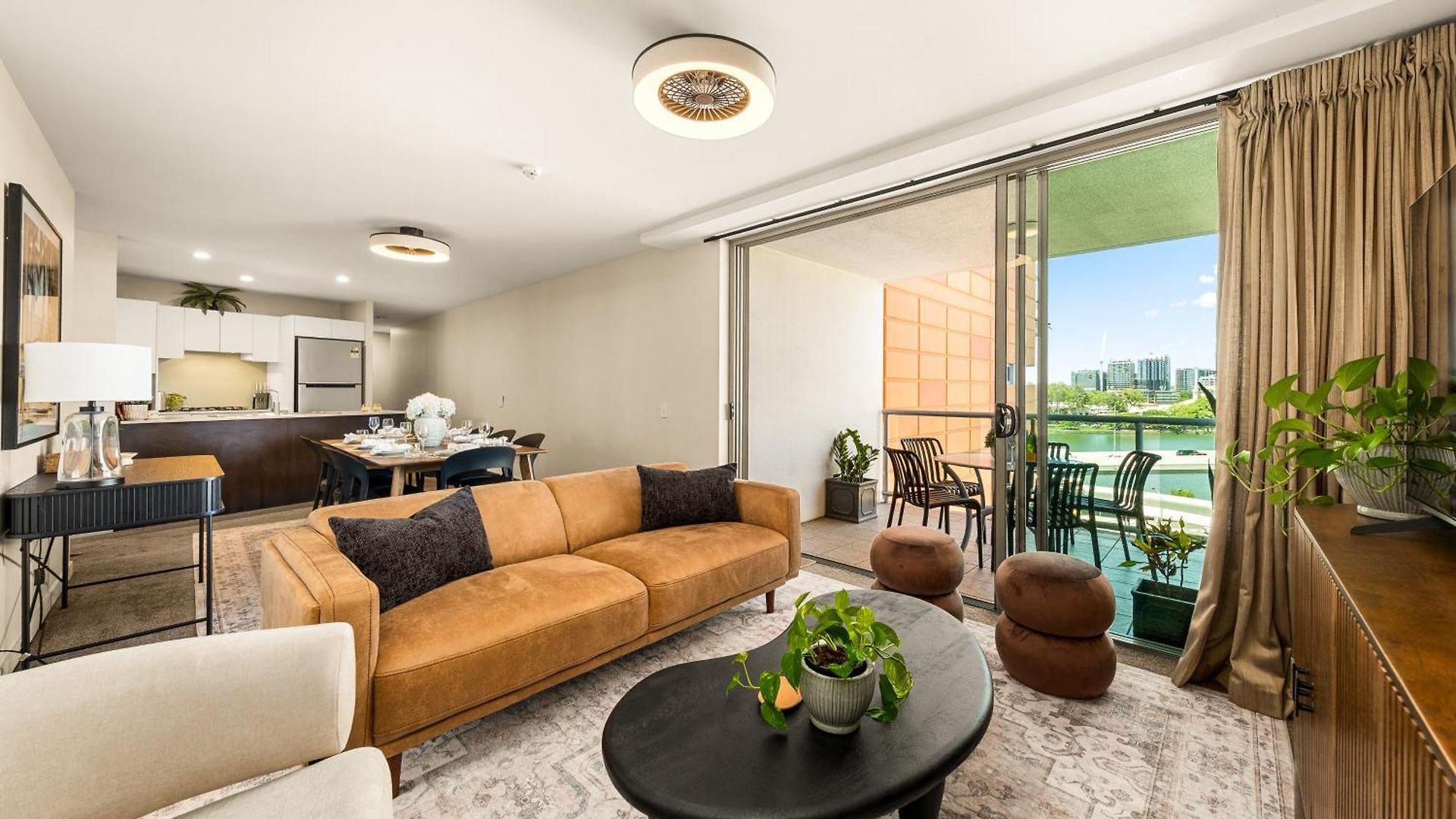 Riverside Living - Walk To Suncorp Stadium Apartment