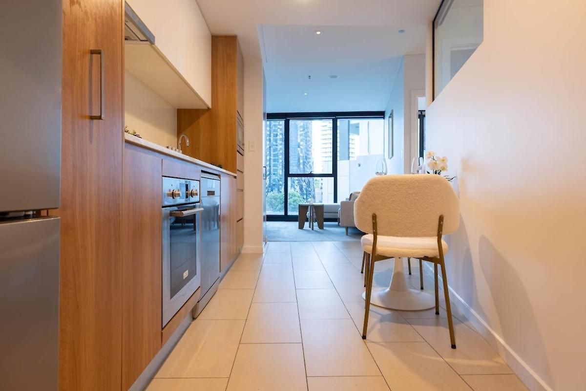 Stylish Skytower Cbd Getaway - Skyline Pool, Gym, Fast Wi-fi, River Walk, Botanical Gardens *
