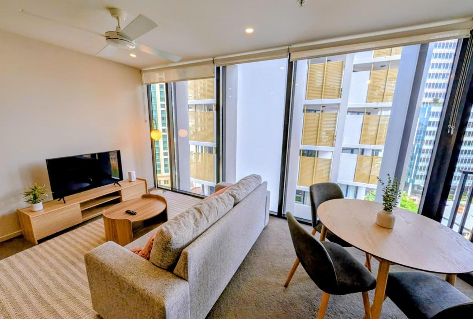 Premium Unit W/ Rooftop Pool In The Heart *