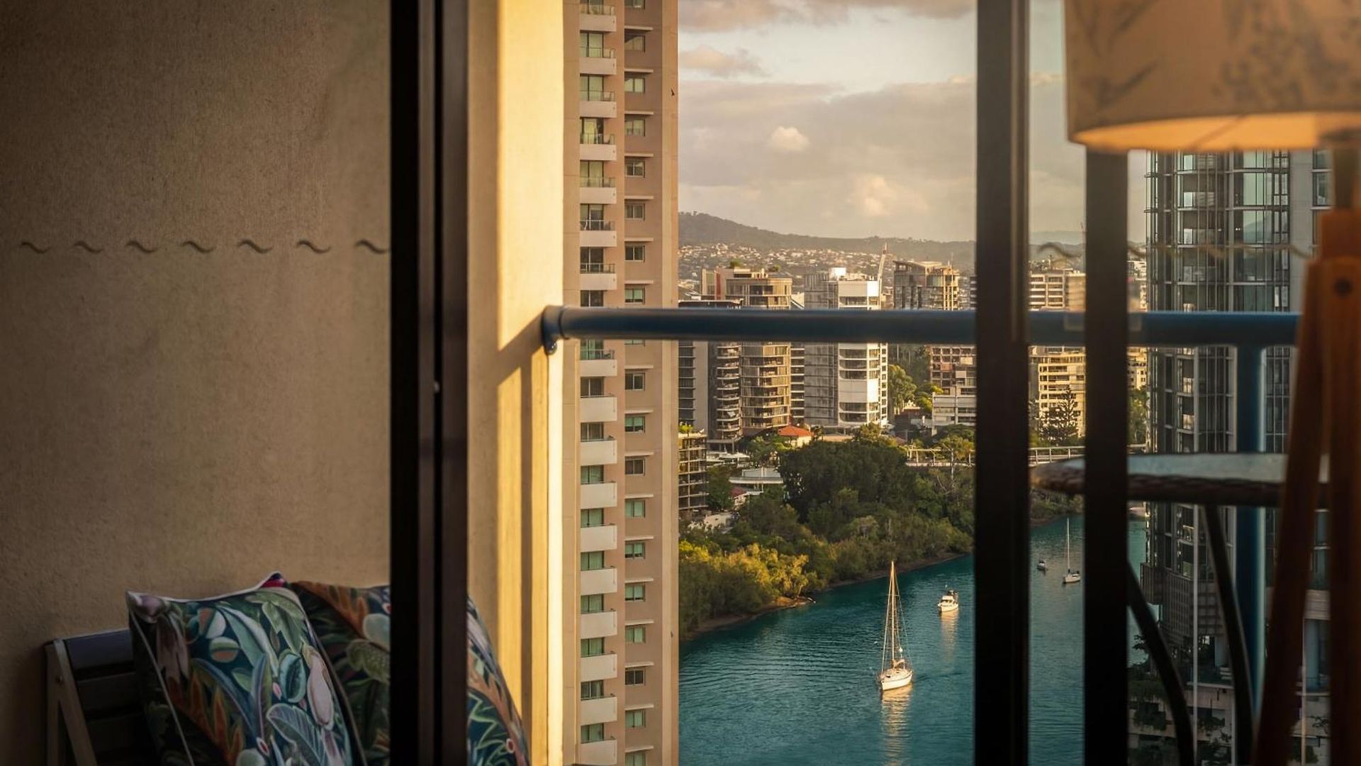 Inviting Family 2br | Cbd | Pool & Gym * Brisbane