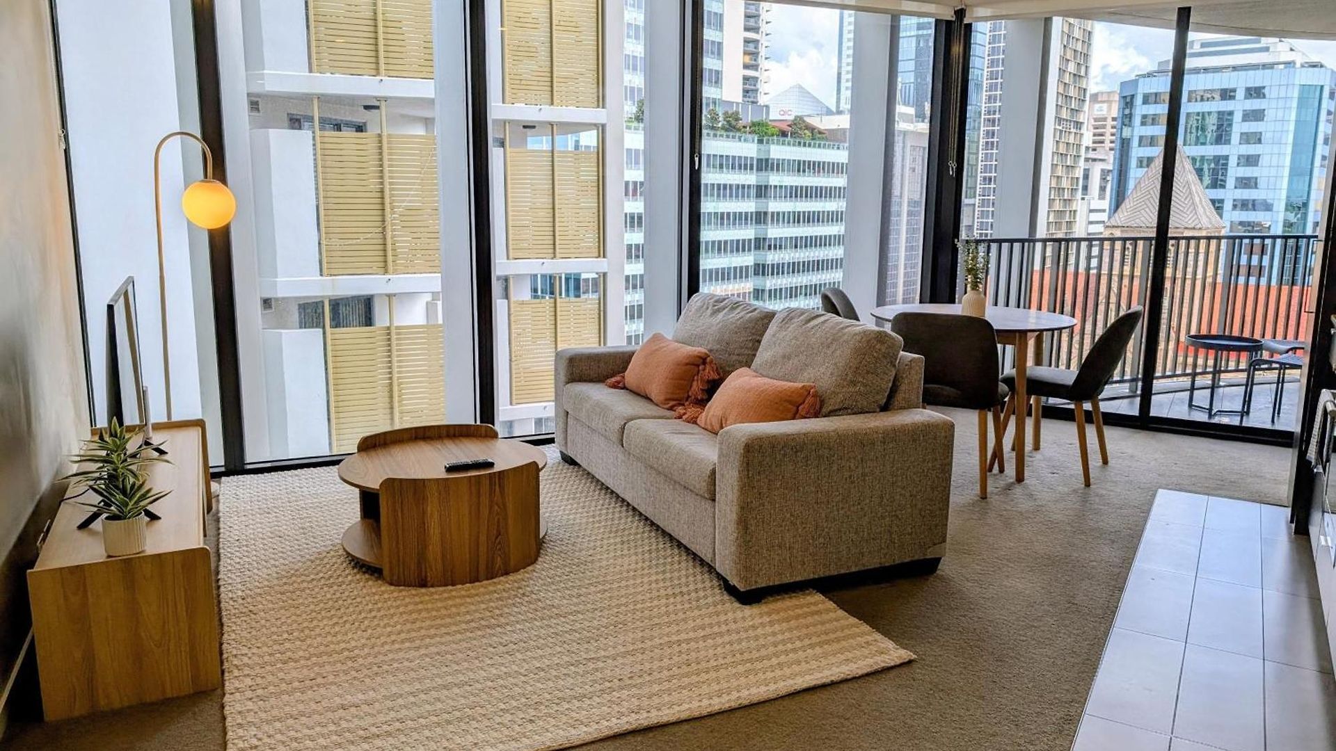 Premium Unit W/ Rooftop Pool In The Heart