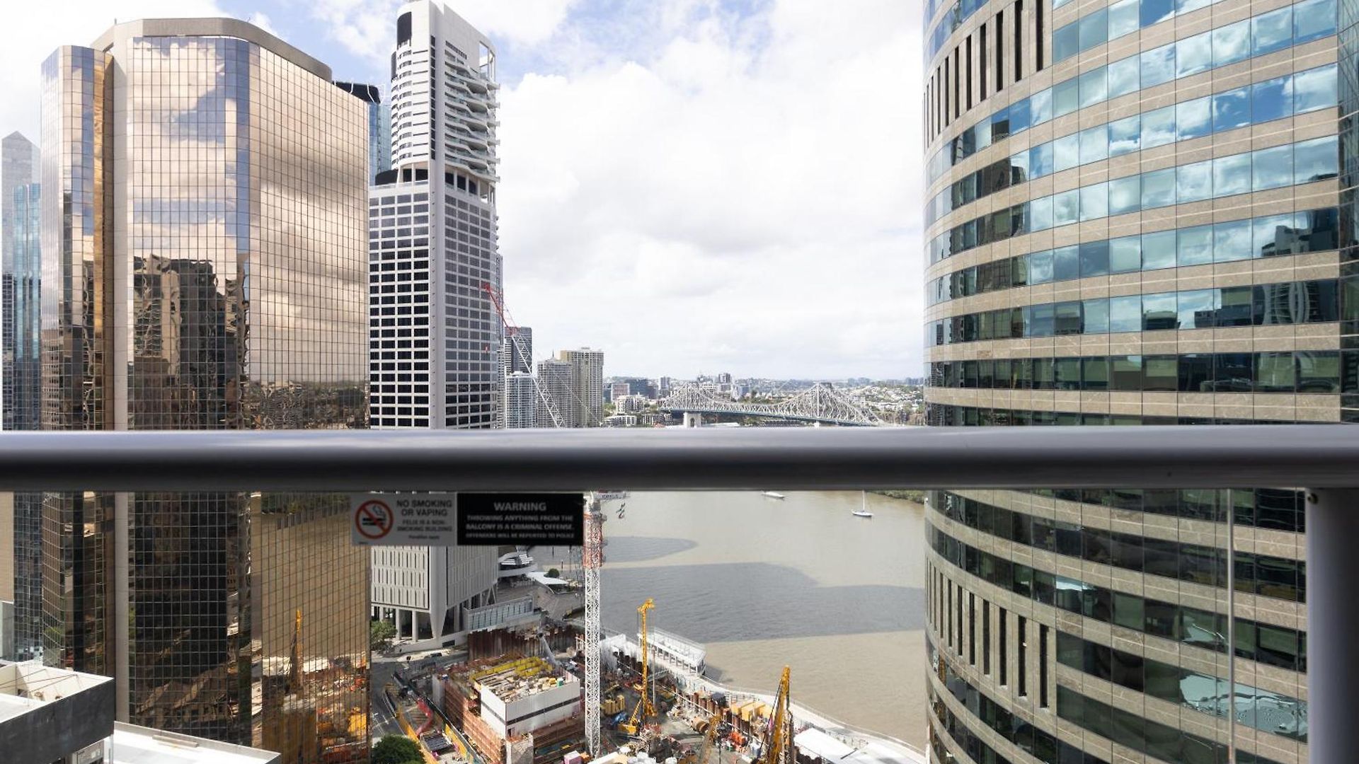 Story Bridge Views In Cbd Apartment