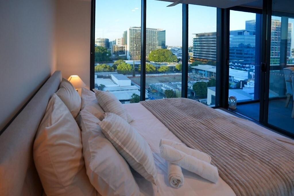 Skyline Serenity,sunset Views, Pool, Spa, & Prime Location Apartment *