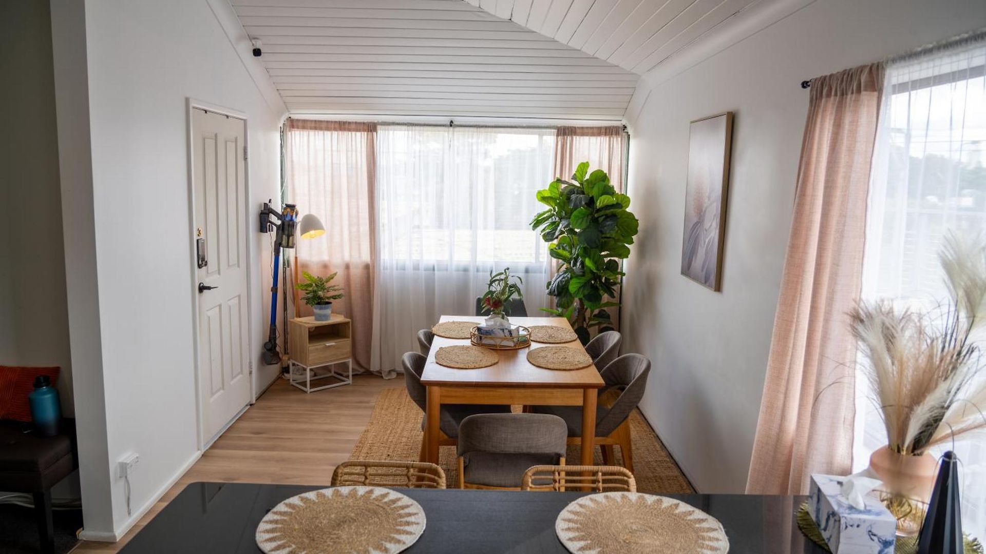 Homestay Hot Tub, Ice Bath, Gym, Sauna, Pool Table Coorparoo Haven *