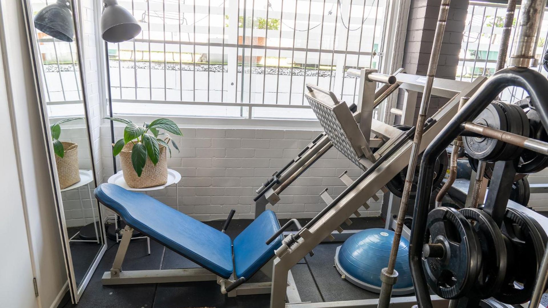 Hot Tub, Ice Bath, Gym, Sauna, Pool Table Coorparoo Haven Brisbane