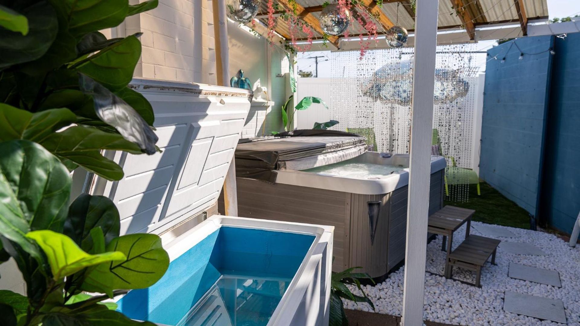 Hot Tub, Ice Bath, Gym, Sauna, Pool Table Coorparoo Haven *