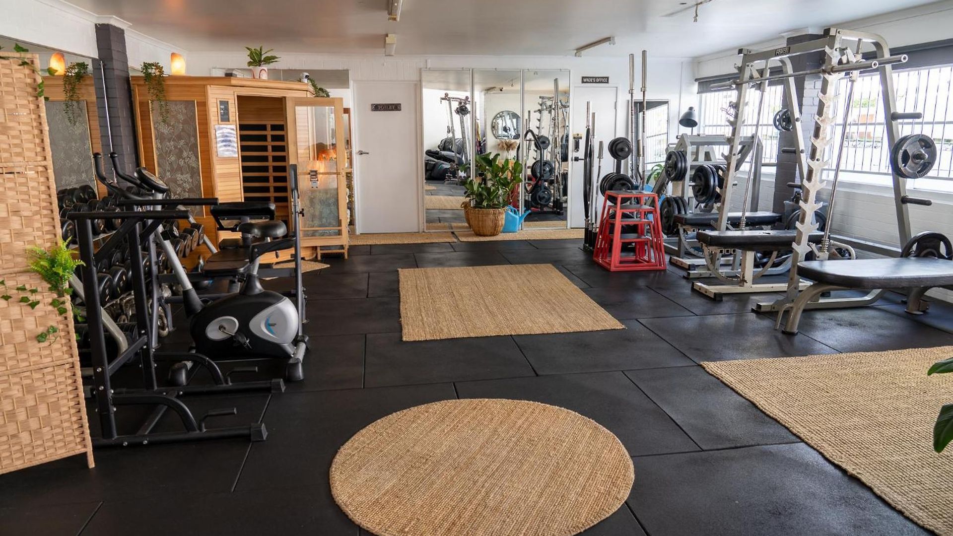 Hot Tub, Ice Bath, Gym, Sauna, Pool Table Coorparoo Haven Brisbane