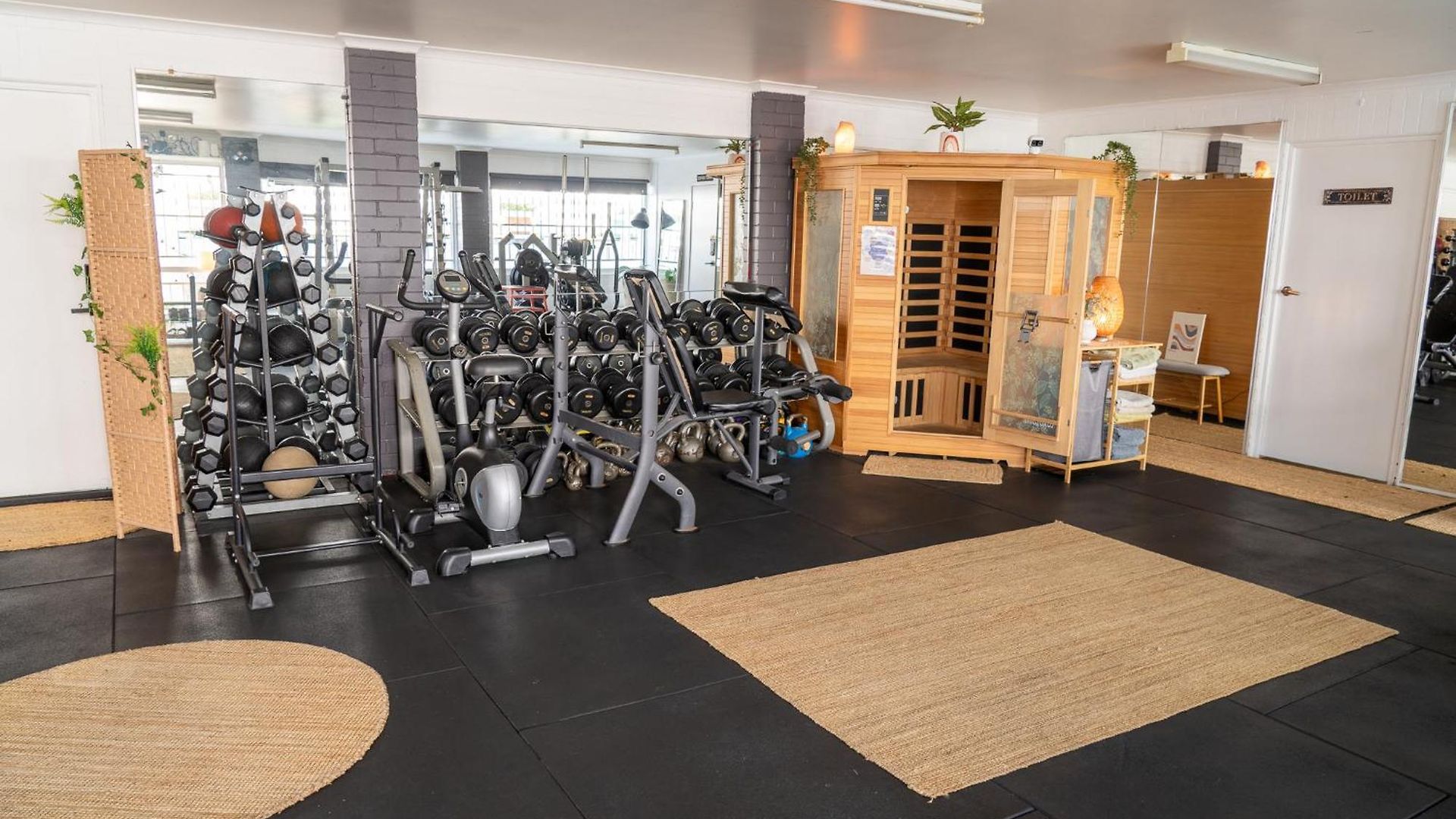 Homestay Hot Tub, Ice Bath, Gym, Sauna, Pool Table Coorparoo Haven Brisbane