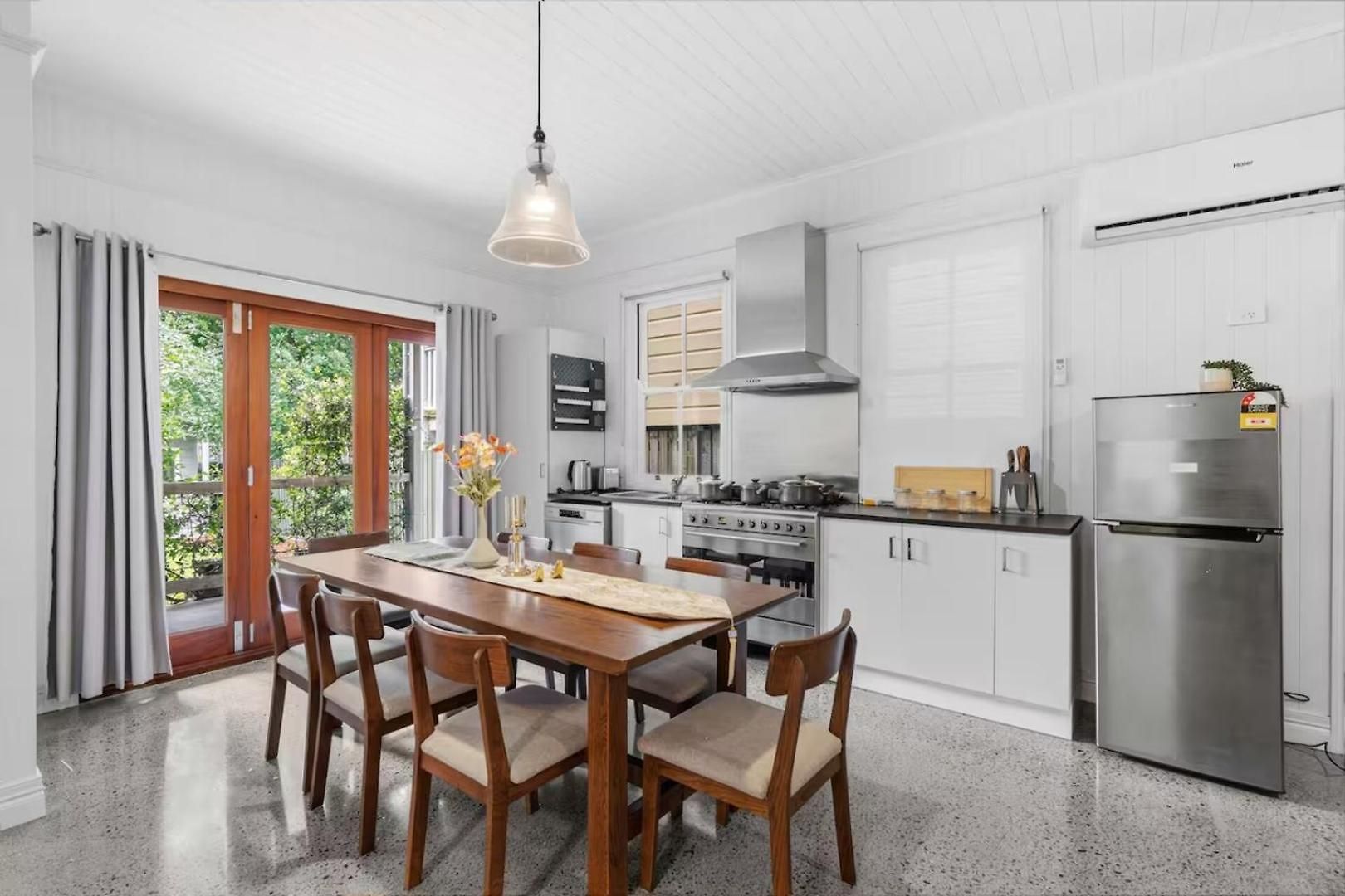 Elegant Dual-level Near Cafes, Parks & River Holiday home Brisbane