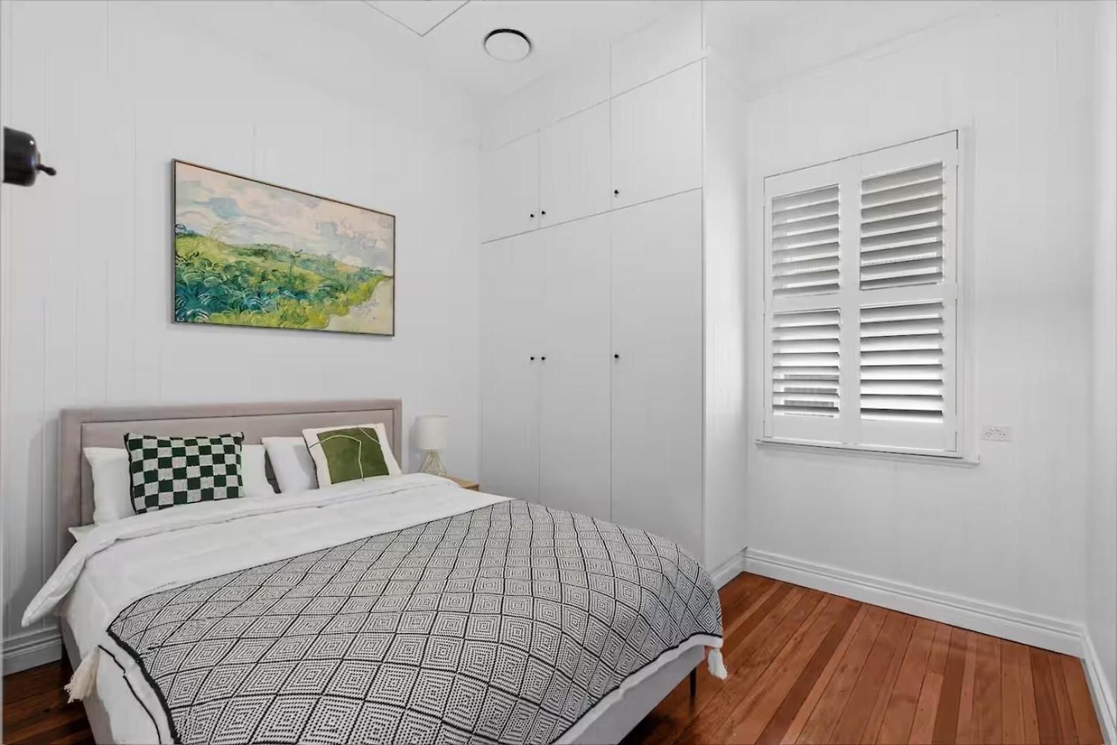 Elegant Dual-level Near Cafes, Parks & River Brisbane