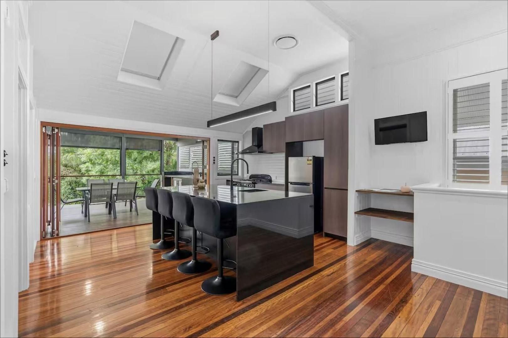 Elegant Dual-level Near Cafes, Parks & River Holiday home Brisbane