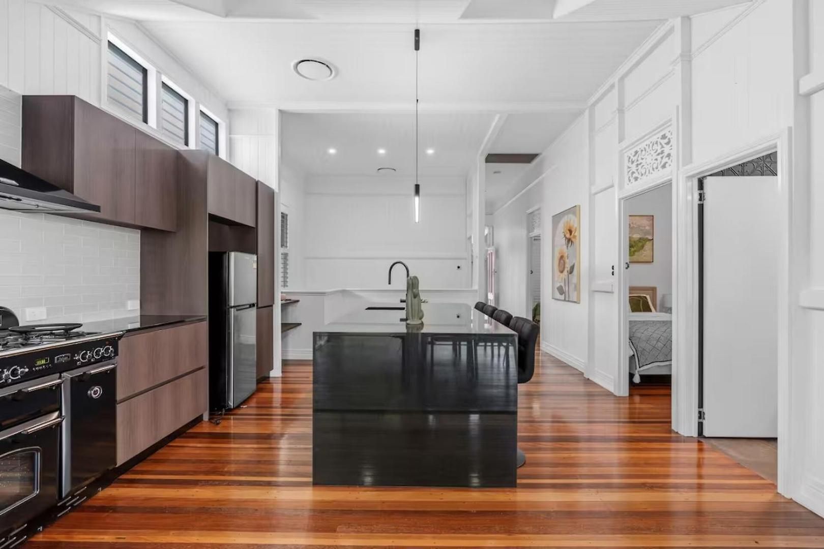 Elegant Dual-level Near Cafes, Parks & River Holiday home