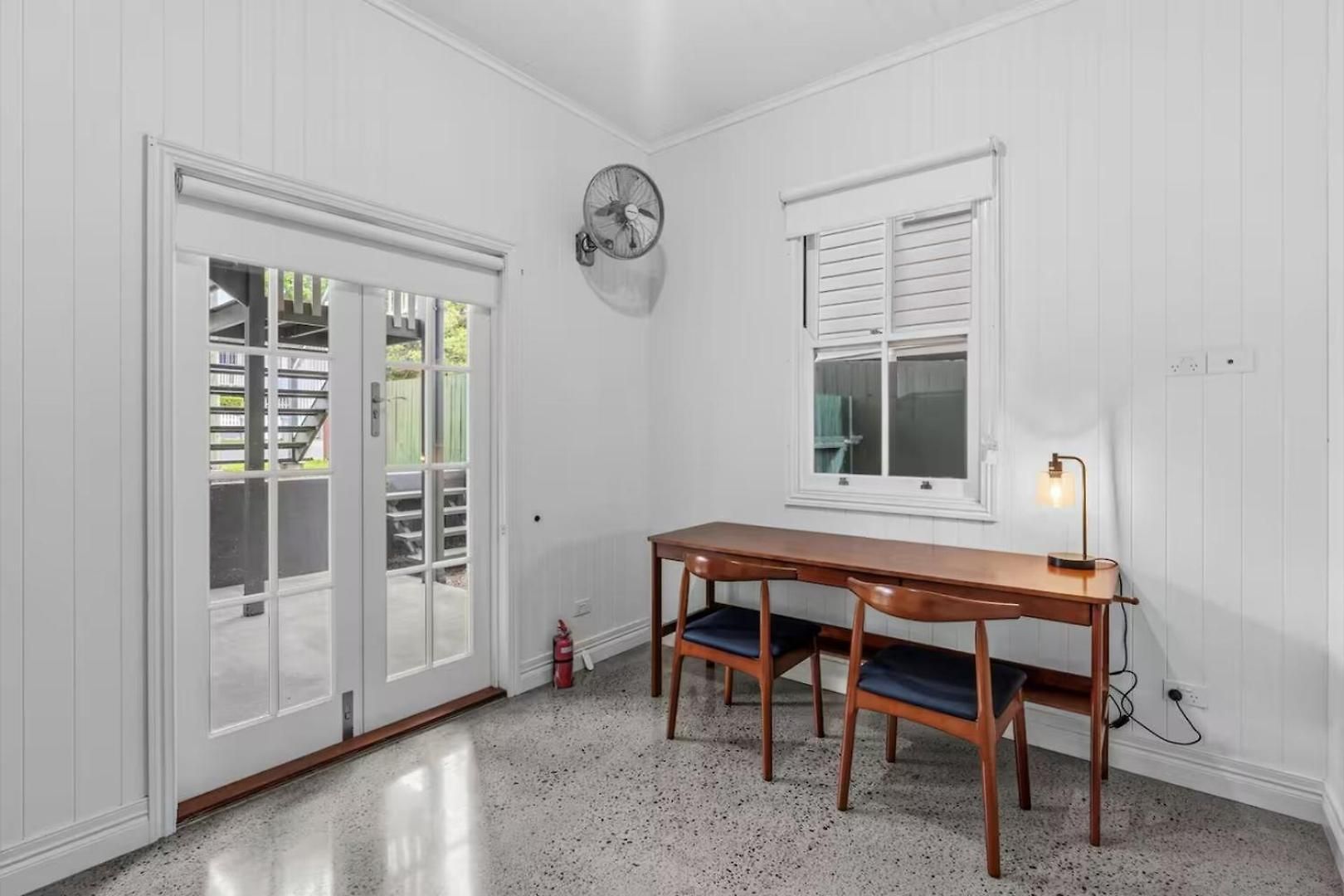Elegant Dual-level Near Cafes, Parks & River Brisbane