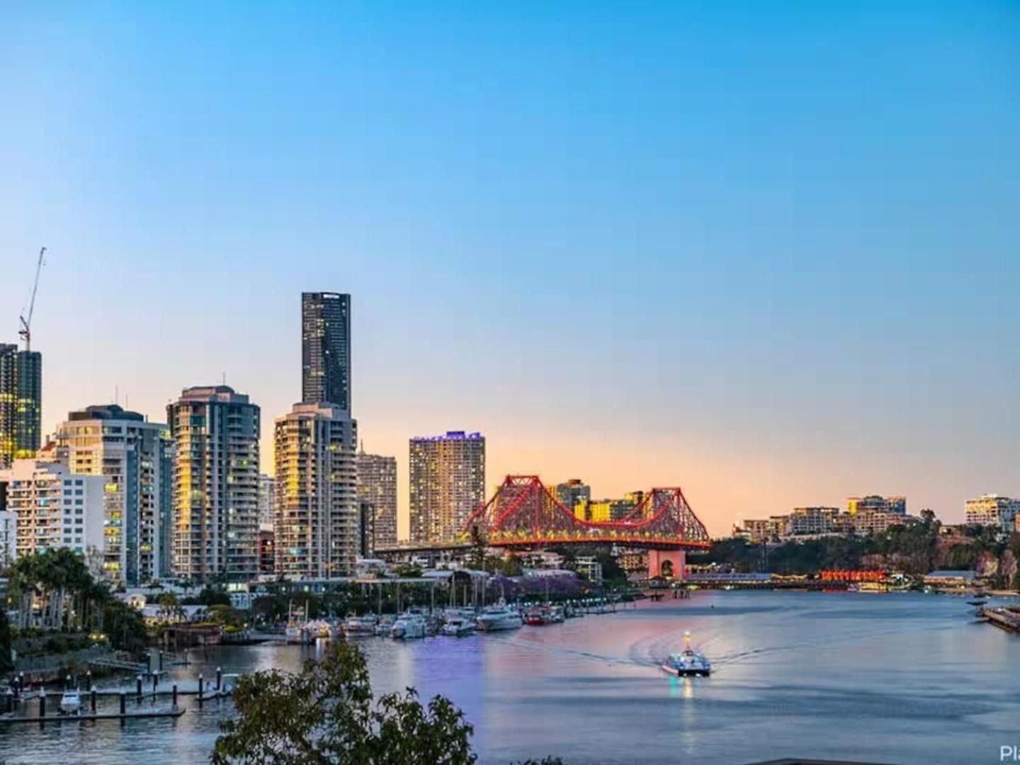 Elegant Dual-level Near Cafes, Parks & River Brisbane