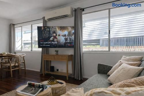 2br Chic Urban Escape In Norman Park Near Bne With Parking Holiday home