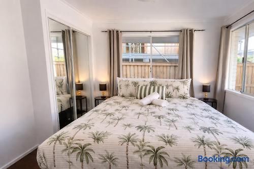 Holiday home 2br Chic Urban Escape In Norman Park Near Bne With Parking *