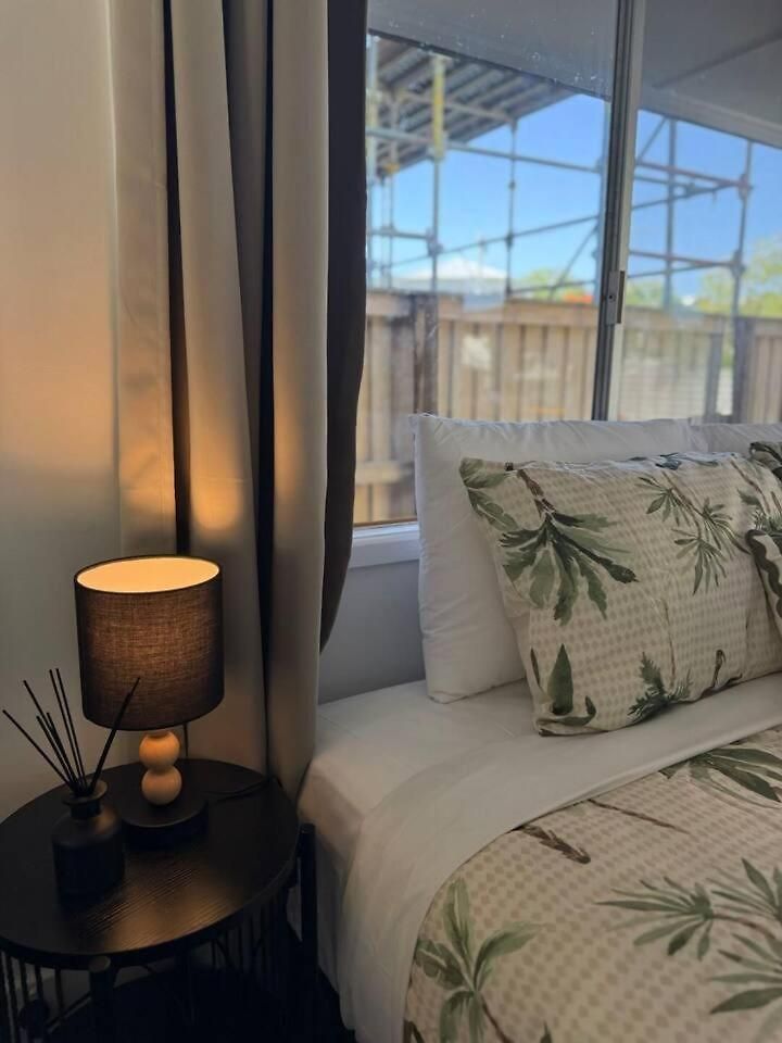 Holiday home 2br Chic Urban Escape In Norman Park Near Bne With Parking *