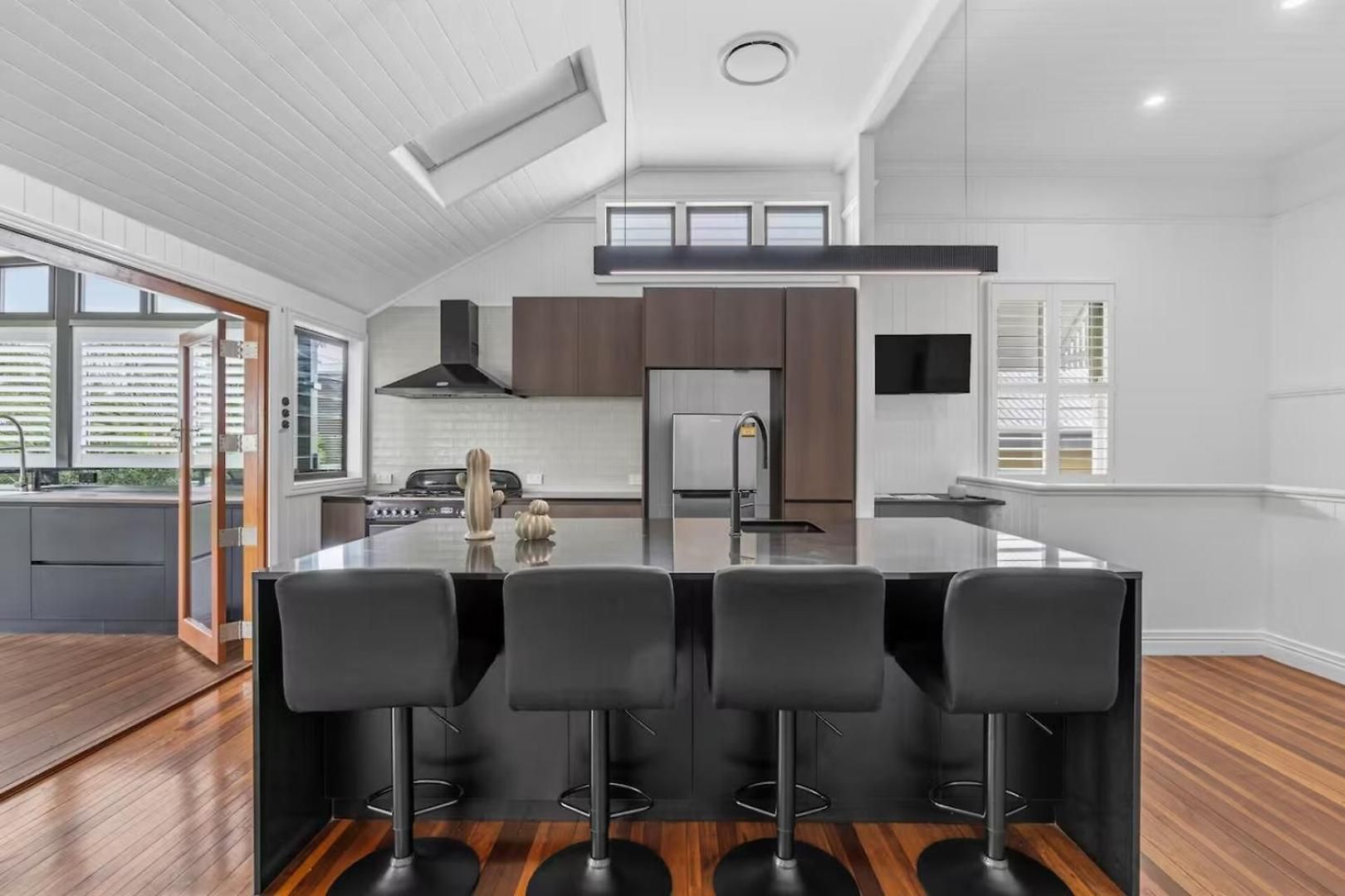 Elegant Dual-level Near Cafes, Parks & River Holiday home Brisbane