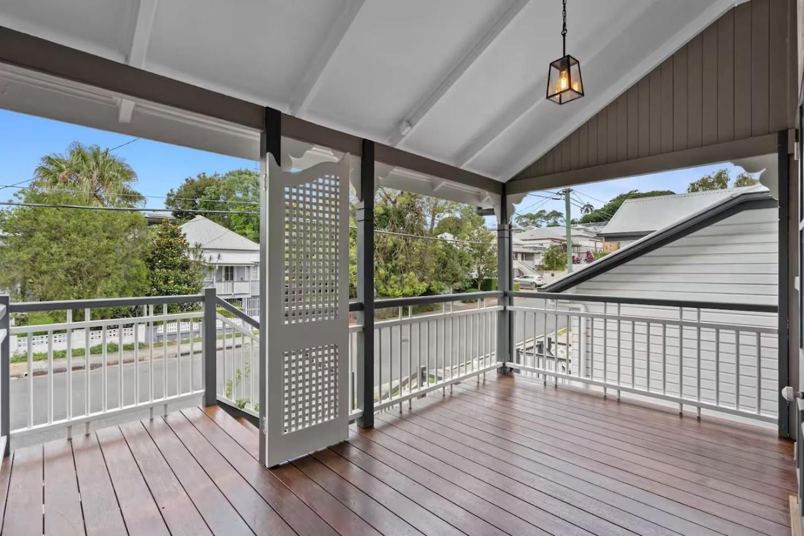 Elegant Dual-level Near Cafes, Parks & River Brisbane