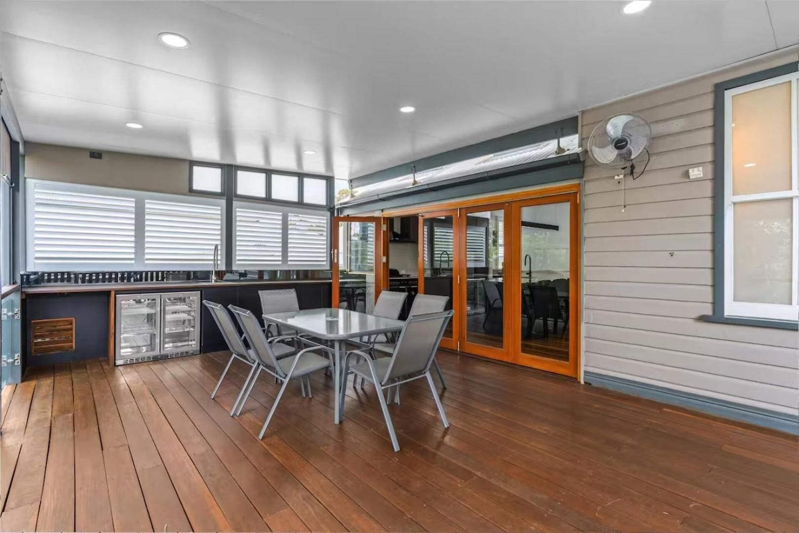 Holiday home Elegant Dual-level Near Cafes, Parks & River Brisbane