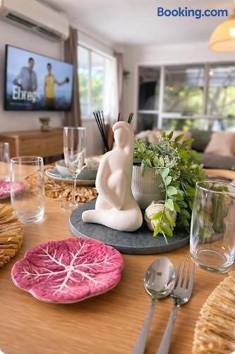 Holiday home 2br Chic Urban Escape In Norman Park Near Bne With Parking Brisbane