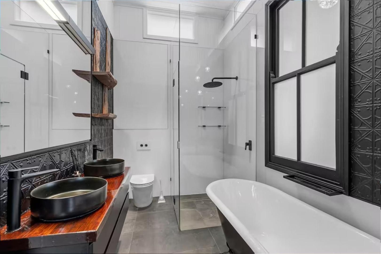 Elegant Dual-level Near Cafes, Parks & River Holiday home Brisbane
