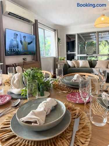 Holiday home 2br Chic Urban Escape In Norman Park Near Bne With Parking *