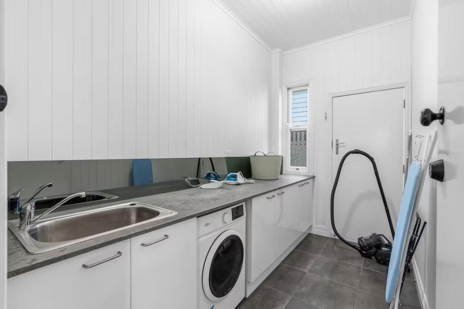 Elegant Dual-level Near Cafes, Parks & River Holiday home *