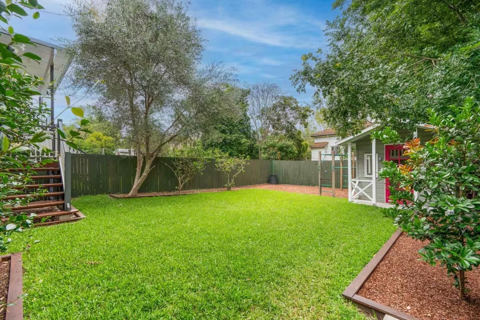 Elegant Dual-level Near Cafes, Parks & River Holiday home Brisbane