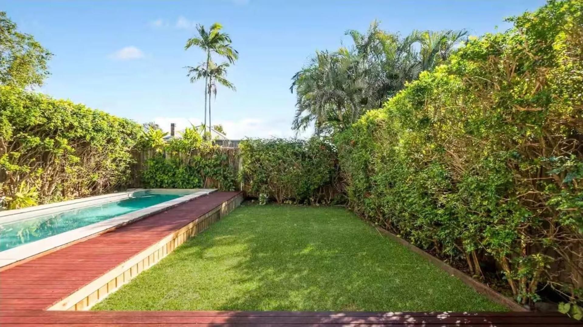 East Federation-style Pool Holiday home