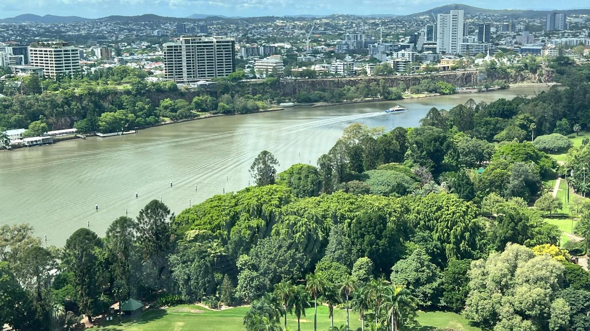 A Gallery In The Sky! Balcony, Pool And Parking At Skytower Level 33 Views In Brisbane! Apartment *